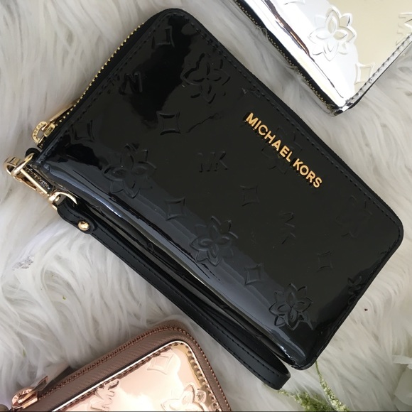 Michael Kors Handbags - NWT Michael Kors large wallet phone case